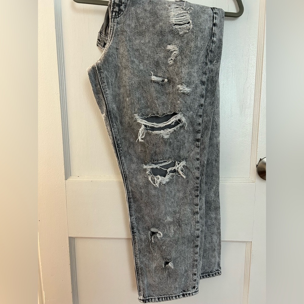 Distressed black American Eagle mom jeans